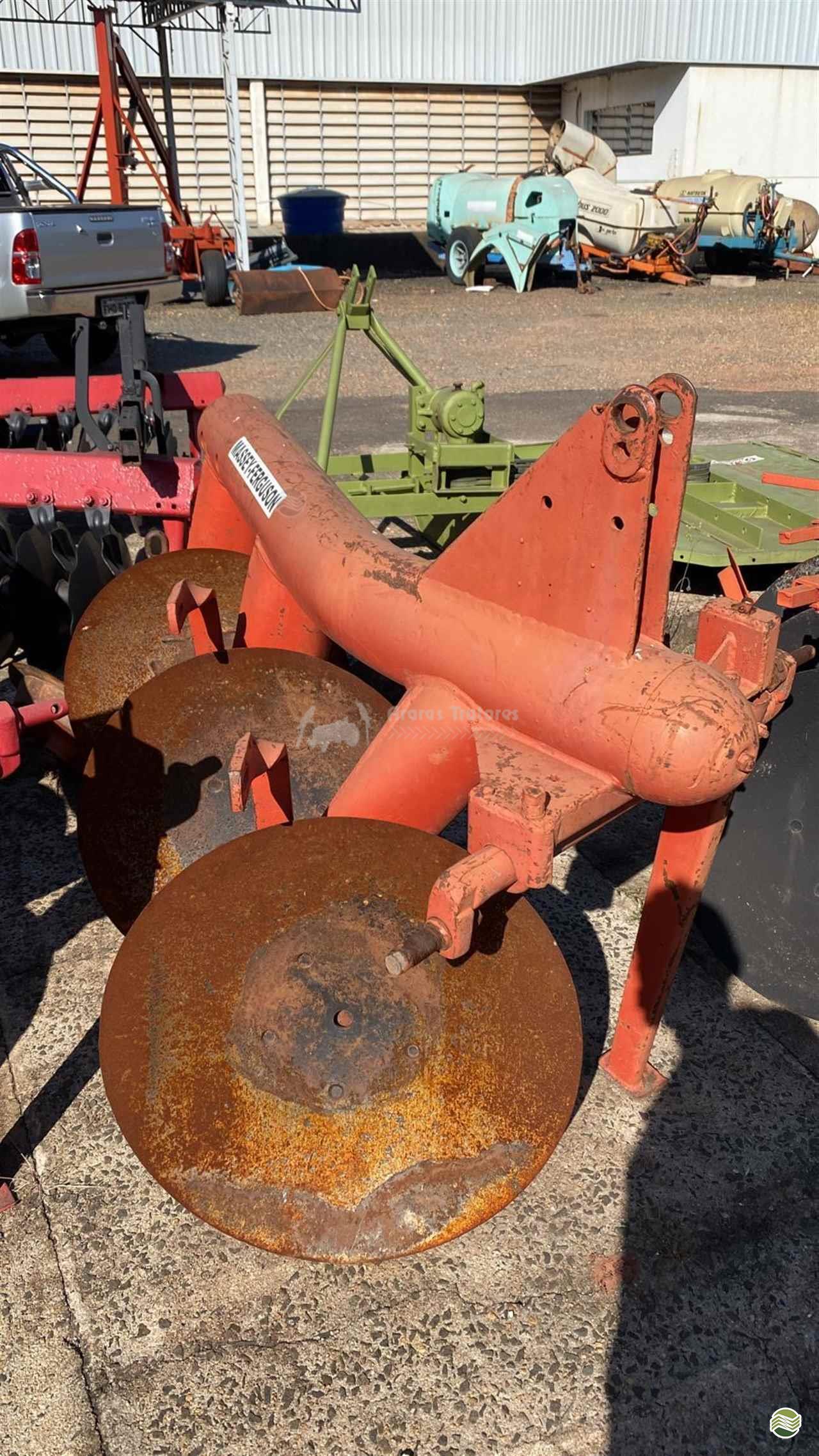 IMPLEMENTOS AGRICOLAS ARADO 3 DISCOS FIXO Araras Tratores ARARAS SÃO PAULO SP